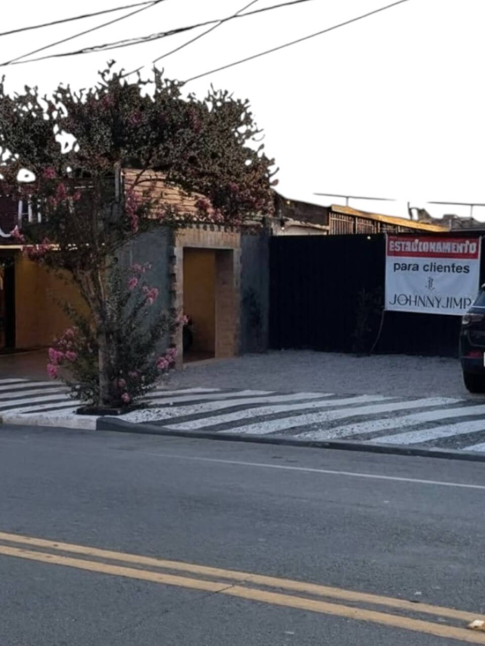Vista lateral da fachada com acesso ao estacionamento da loja