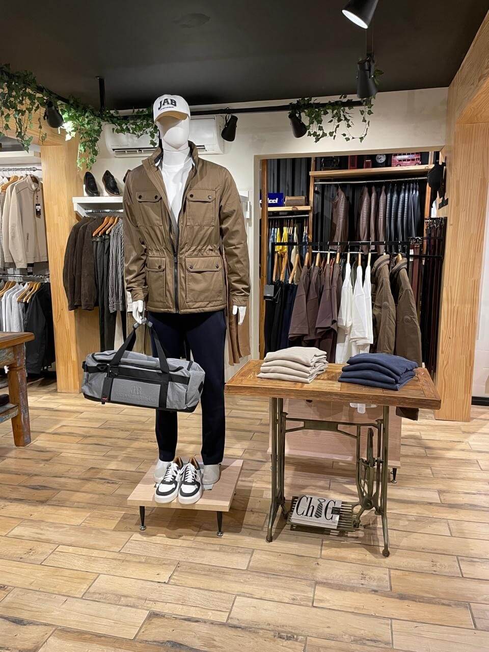Manequim com look masculino em destaque na loja