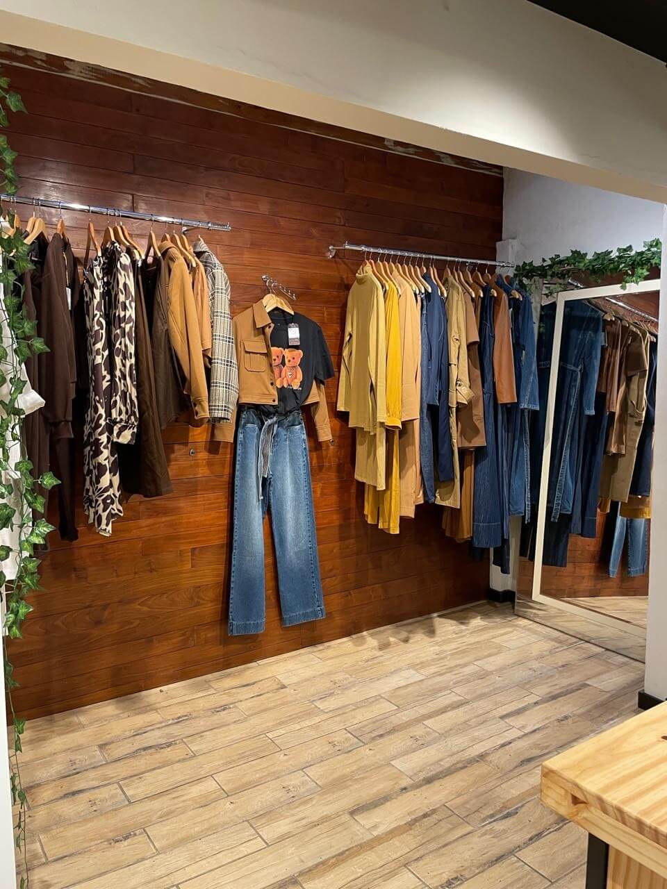 Araras com peças em tons terrosos e jeans