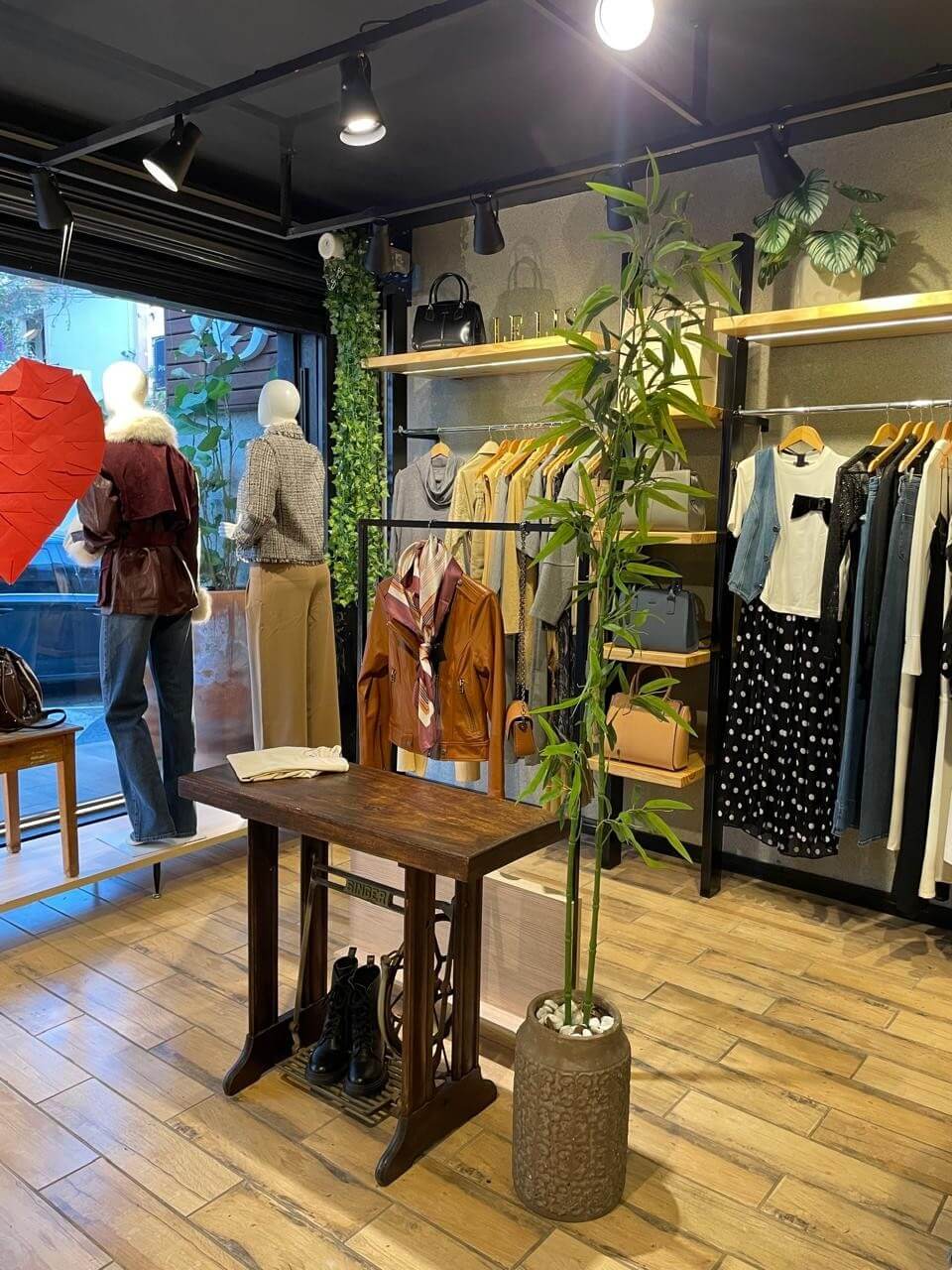 Vitrine interna com manequins e roupas femininas em destaque