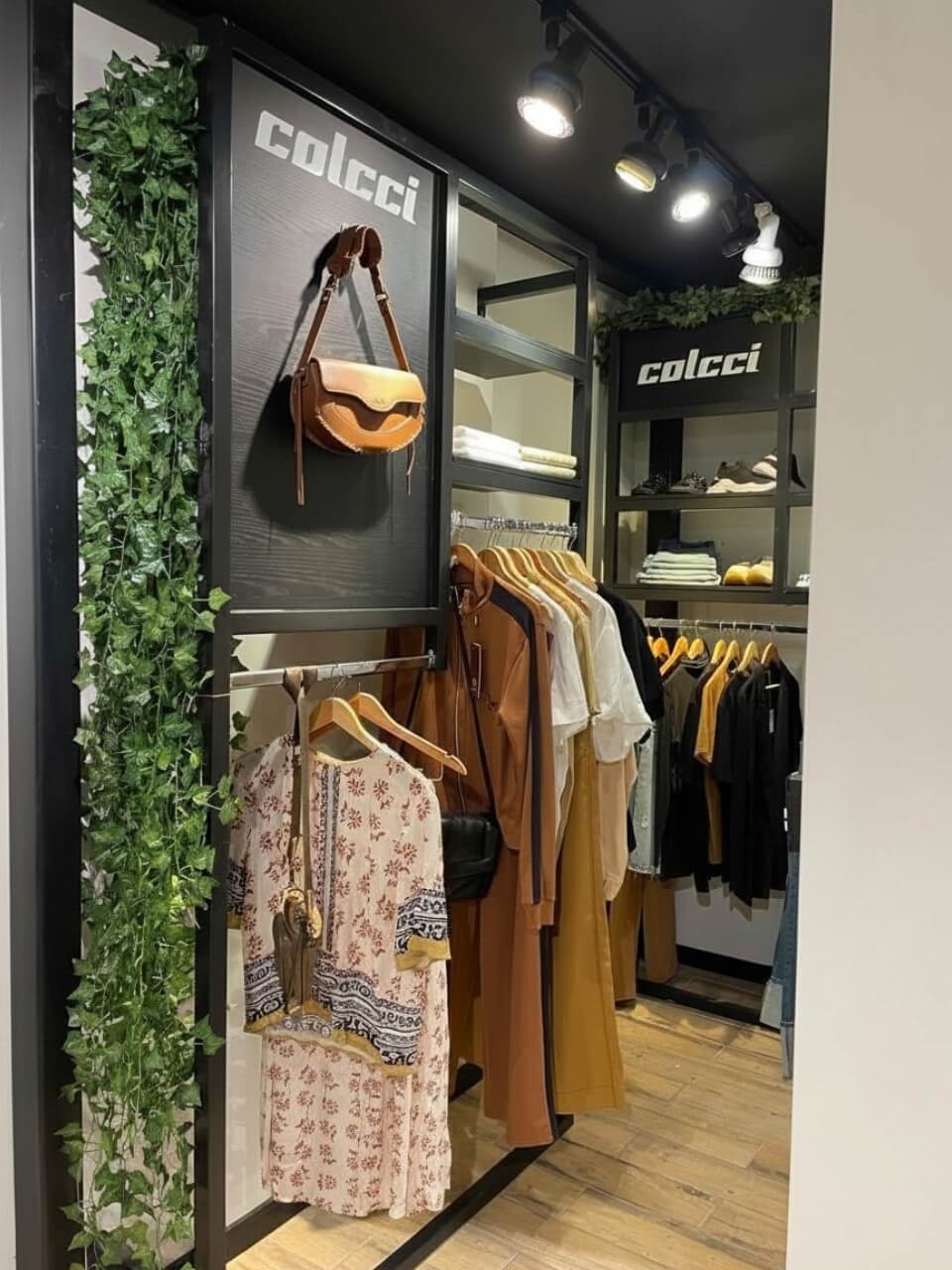 Espaço da marca Colcci com peças e acessórios expostos